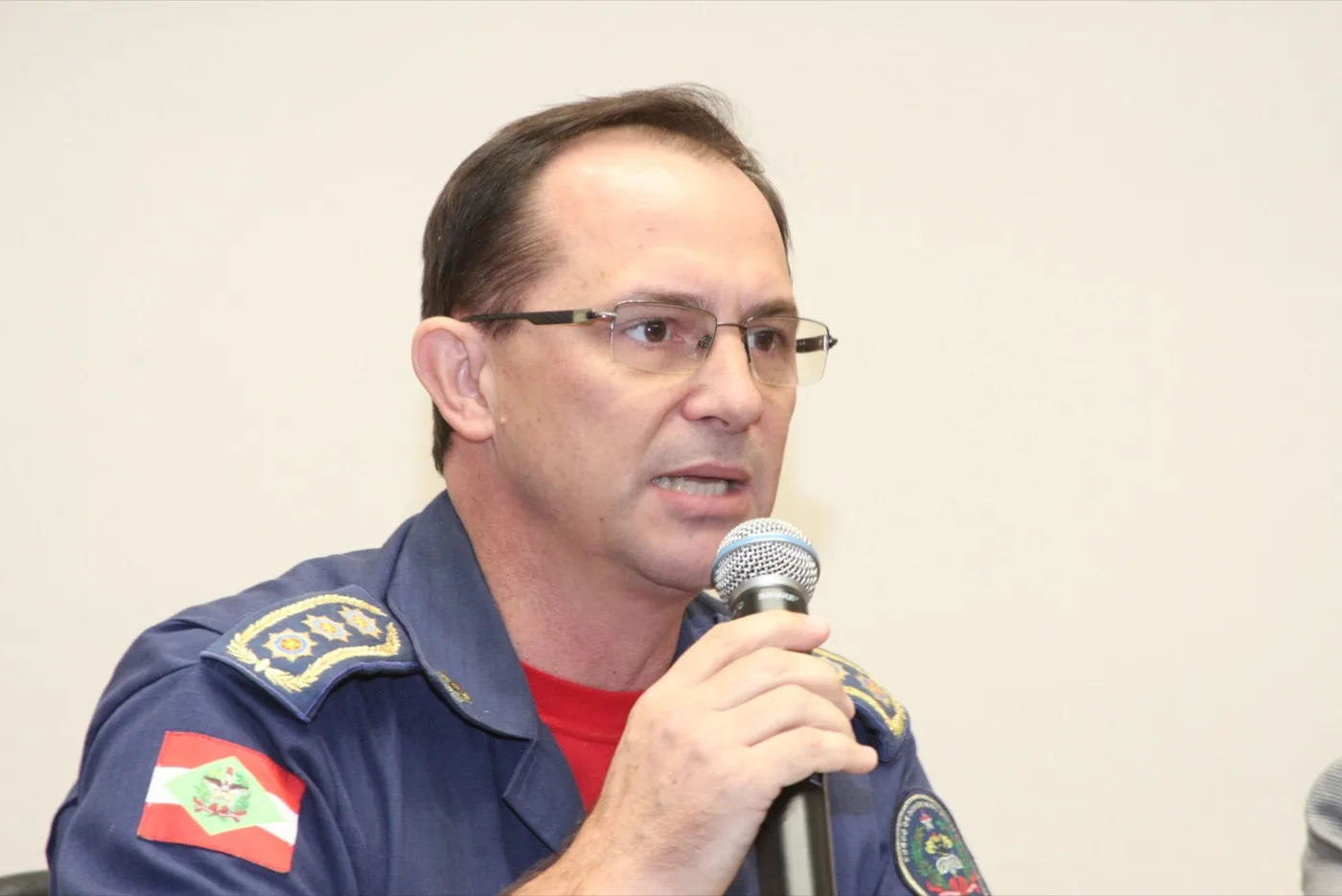Coronel Marcos de Oliveira ao microfone em cerimônia