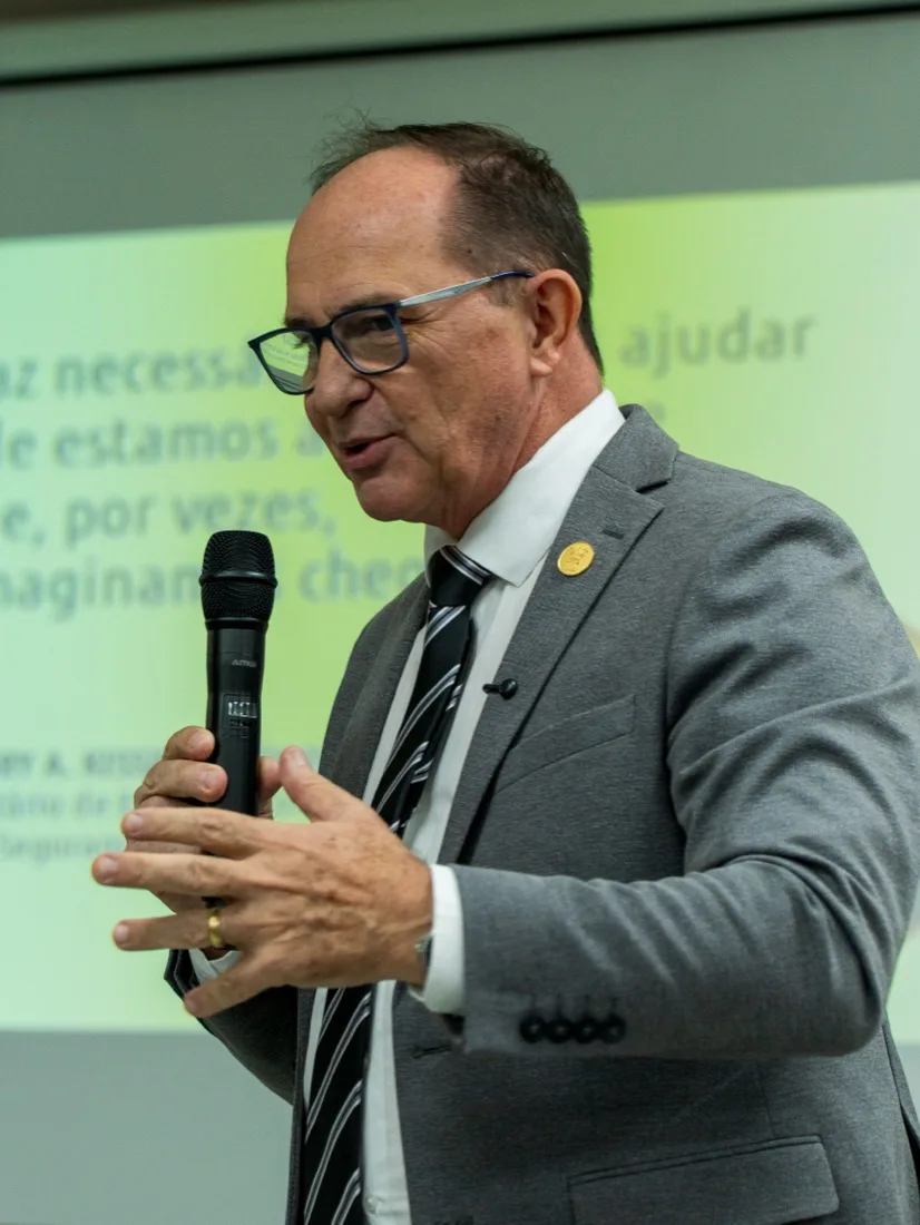 Coronel Marcos de Oliveira palestrando com microfone