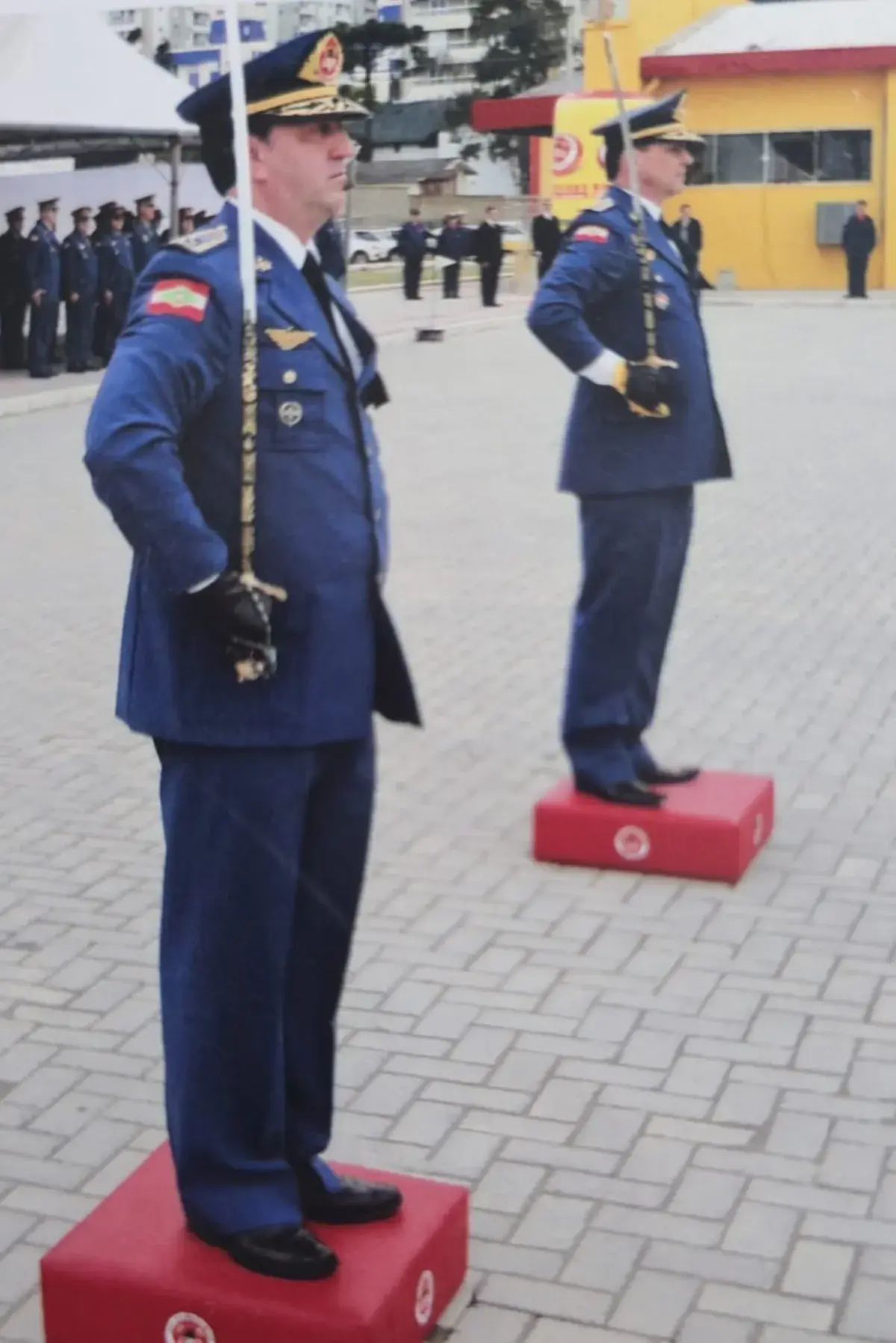 Coronel Marcos de Oliveira de túnica e cap, uniforme histórico do CBMSC